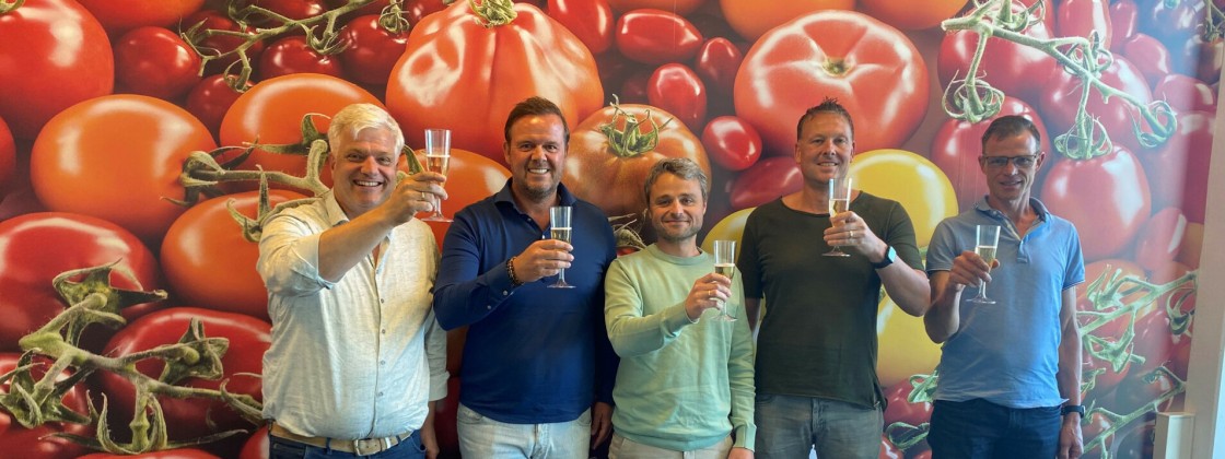 Op de foto v.l.n.r. Jelte van Kammen (CEO Harvest House), tomatenteler Kees van Veen (Agro Care), Rien Kamman (CEO Source.ag), paprikateler Arco Vreugdenhil (Rainbow Growers) en paprikateler Carlo Zwinkels (Kwekerij C. Zwinkels). 