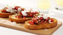 Bruschetta met cocktail trostomaten